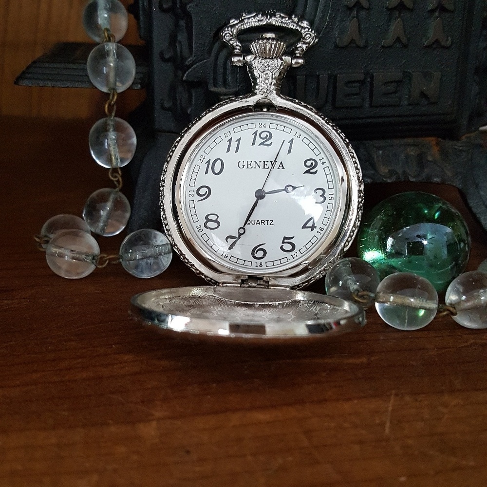 TASTEFULLY EXQUISITE, GENEVA Silver Ladies Watch - Picture 3 of 8